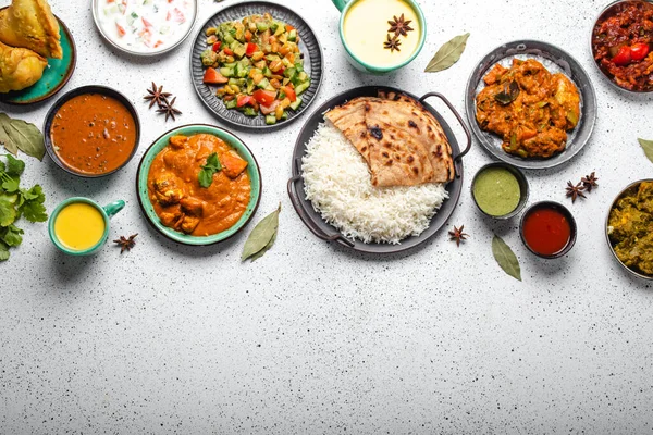 Buffet de comida étnica india en mesa de hormigón blanco vista superior copiar espacio — Foto de Stock