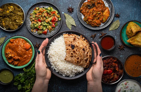 Kırsal beton masa üzerinde yukarıdan çeşitli Hint etnik yemek büfesi