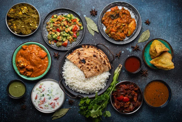 Válogatott indiai etnikai étel büfé rusztikus beton asztalon felülről — Stock Fotó