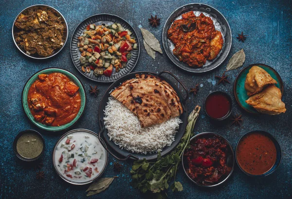 Válogatott indiai etnikai étel büfé rusztikus beton asztalon felülről — Stock Fotó