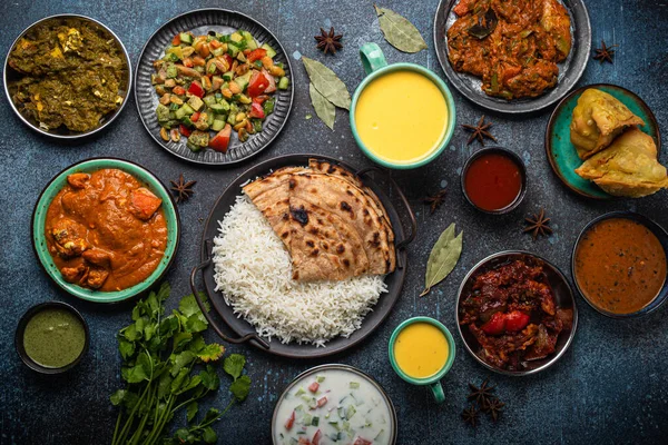 Verschiedene indische Ethno-Food-Buffets auf rustikalem Betontisch von oben — Stockfoto
