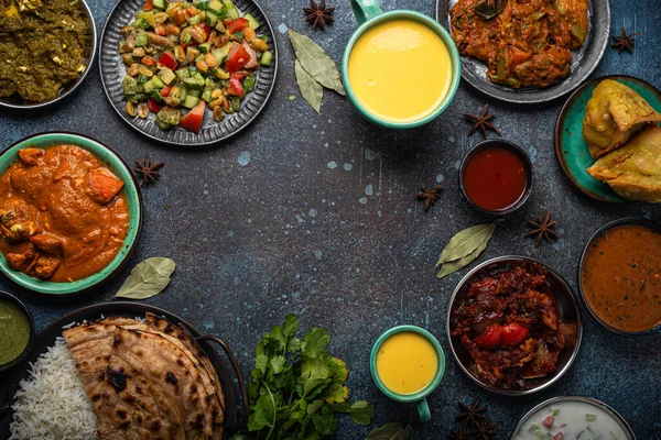 Buffet di cibo etnico indiano su tavolo di cemento da suddetto spazio di copia — Foto Stock