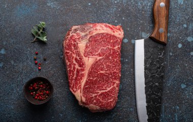 Çiğ et, mermer, pirzola, kırsal beton mutfak masasında.