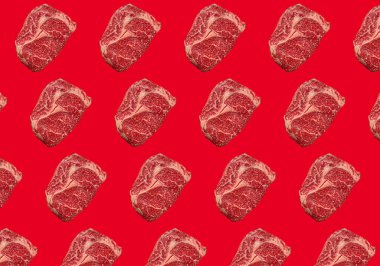 Kırmızı arkaplanda çiğ et, mermer, pirzola ve pirzola.