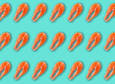 Çiğ taze balık somon bifteğinden yapılmış desen mavi ve temiz arka planda.