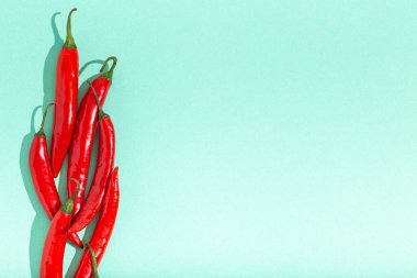 Asgari mavi karşıtlık arka planında kırmızı kırmızı kırmızı kırmızı biber