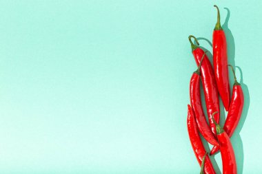 Asgari mavi karşıtlık arka planında kırmızı kırmızı kırmızı kırmızı biber