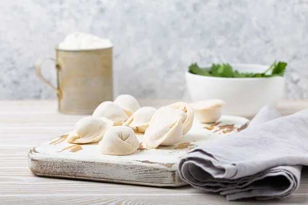 Pelmeni cru não cozido, prato tradicional da culinária russa, bolinhos com carne picada — Fotografia de Stock