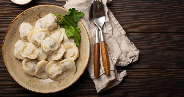 Pelmeni, traditional dish of Russian cuisine, boiled dumplings with minced meat — Stock Photo, Image