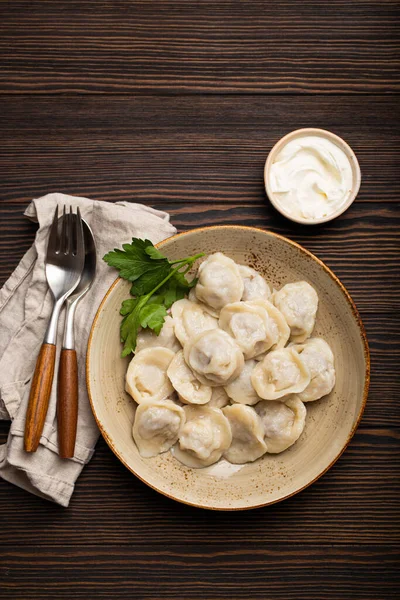 Pelmeni, traditionell rätt av ryskt kök, kokta dumplings med malet kött — Stockfoto