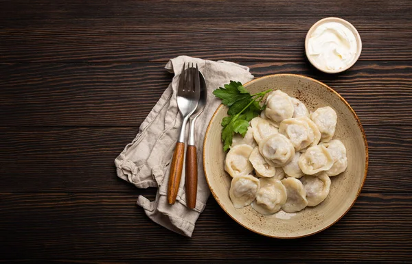 Pelmeni, traditional dish of Russian cuisine, boiled dumplings with minced meat — Stock Photo, Image