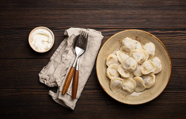 Pelmeni, geleneksel Rus mutfağı, kıymalı haşlanmış hamur tatlısı. — Stok fotoğraf