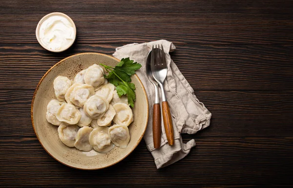 Pelmeni, traditioneel gerecht uit de Russische keuken, gekookte knoedels met gehakt vlees — Stockfoto