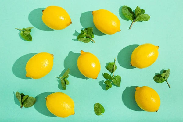 Lemons with mint on minimal blue background sun light hard shadows pattern background — Stock Photo, Image