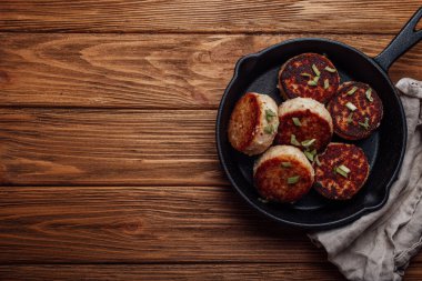 Balık, tavuk ya da etten yapılmış ev yapımı pirzola. Siyah dökme demir tavada tava.