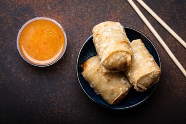 Çin, Tayland ya da Vietnam geleneksel yemekleri tabakta dolgulu kızarmış börekler.