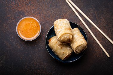 Çin, Tayland ya da Vietnam geleneksel yemekleri tabakta dolgulu kızarmış börekler.