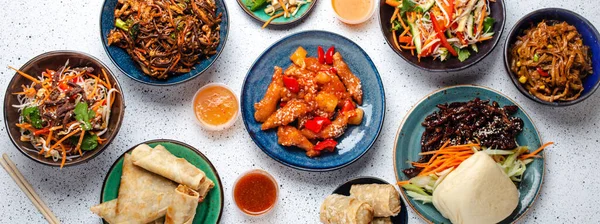 Zestaw chińskich potraw na białym stole — Zdjęcie stockowe