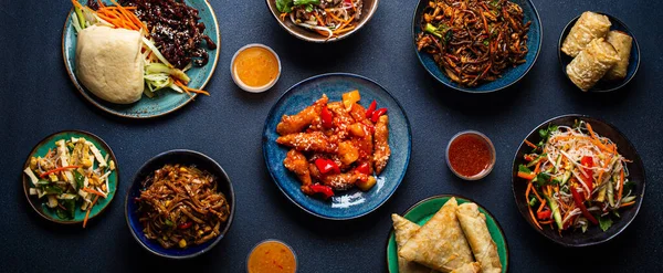 Набір китайських страв на столі. — стокове фото