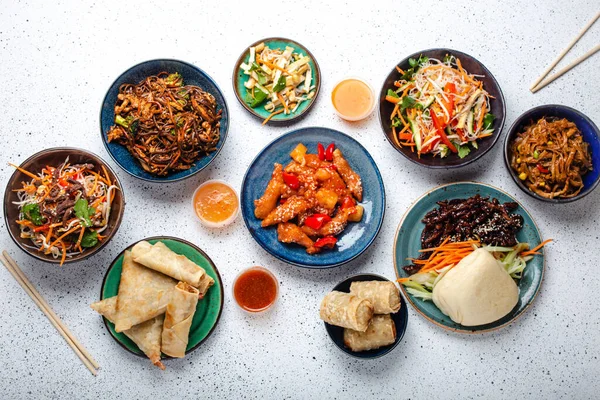 Китайські страви на білому столі. — стокове фото
