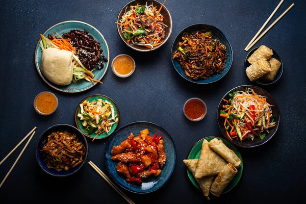 Набір китайських страв на столі для тексту — стокове фото
