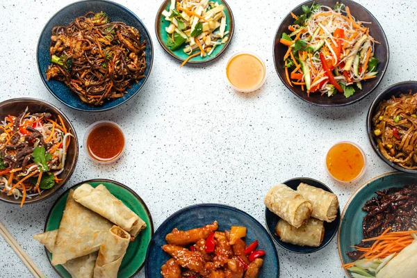 Zestaw chińskich potraw na białym stole kopiuj przestrzeń — Zdjęcie stockowe