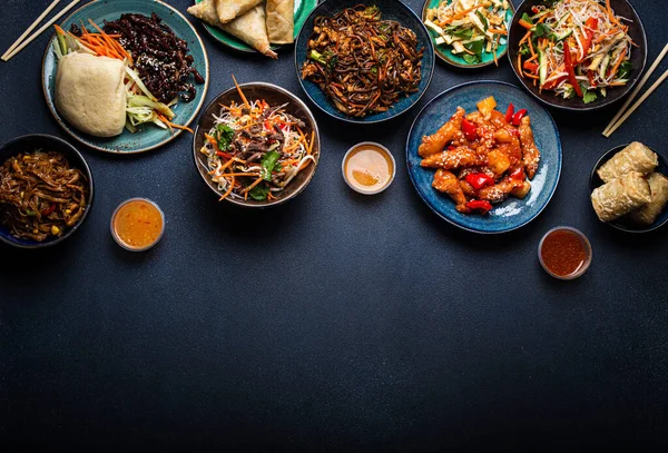 Conjunto de platos chinos en espacio de mesa para texto — Foto de Stock