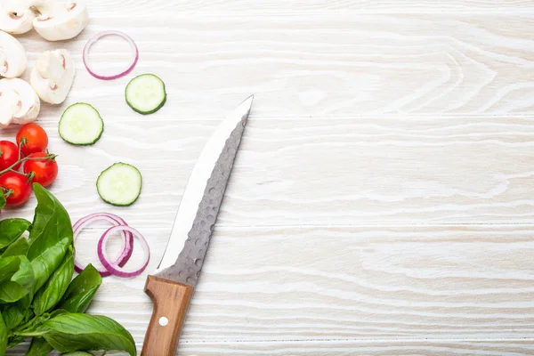 Yemek Pişirme Geçmişi Mutfak Bıçağı Fesleğen Kiraz Domatesleri Mantar Salatalık — Stok fotoğraf