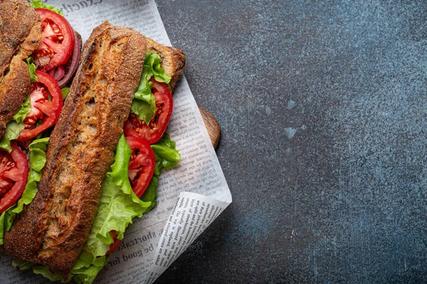 Zwei Dunkle Ciabatta Sandwiches Mit Grünem Salat Reifen Roten Tomaten — Stockfoto