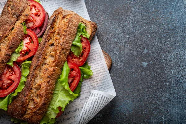 Zwei Dunkle Ciabatta Sandwiches Mit Grünem Salat Reifen Roten Tomaten — Stockfoto