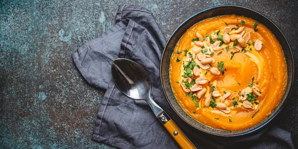 Uma Tigela Cerâmica Com Sopa Creme Abóbora Decorada Com Amendoim — Fotografia de Stock