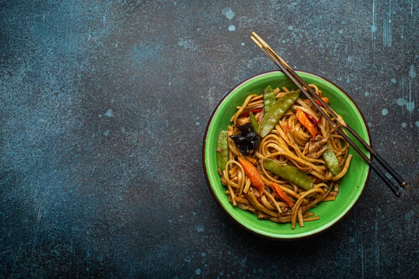 Asiatische Udonnudeln Mit Huhn Gemüse Pilzen Grüner Keramikschüssel Mit Holzstäbchen — Stockfoto