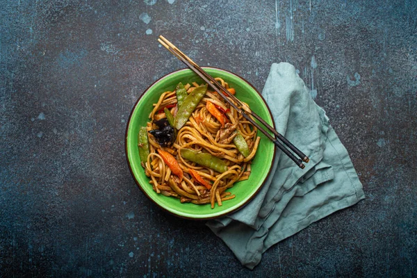 Asiatisches Gericht Unter Rühren Udonnudeln Mit Huhn Gemüse Und Pilzen — Stockfoto