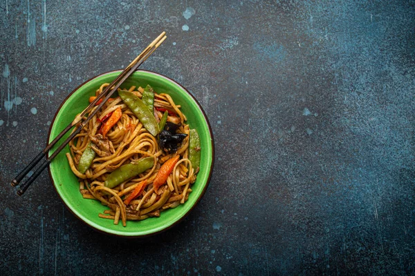 Fideos Udon Salteados Asiáticos Con Pollo Verduras Champiñones Tazón Cerámica — Foto de Stock