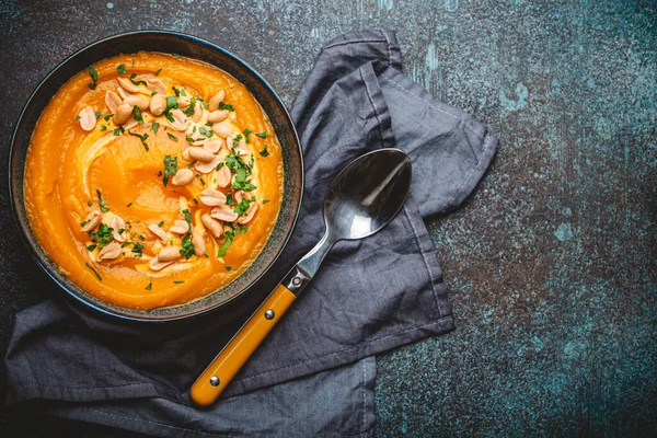 Uma Tigela Cerâmica Com Sopa Creme Abóbora Decorada Com Amendoim — Fotografia de Stock