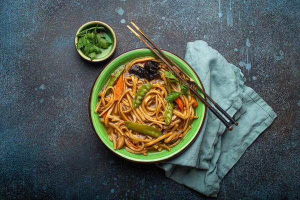 Sopa Asiática Con Fideos Udon Pollo Verduras Tazón Cerámica Verde — Foto de Stock