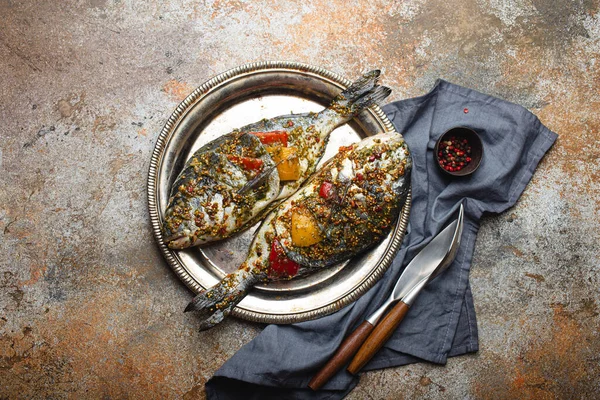 Två Råa Fiskar Dorado Fyllda Med Grönsaker Och Kryddor Redo — Stockfoto