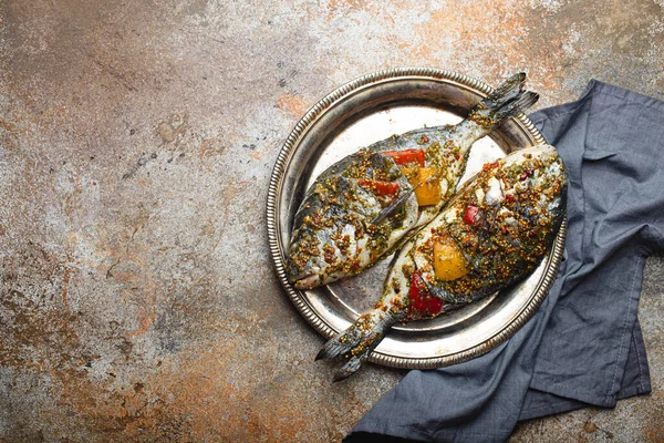 Två Råa Fiskar Dorado Fyllda Med Grönsaker Och Kryddor Redo — Stockfoto
