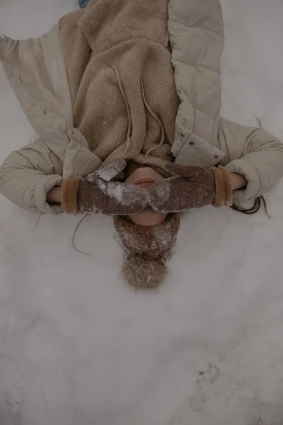 Young Girl Lies Snow Closes Her Eyes Her Hands Mittens — Stock Photo, Image