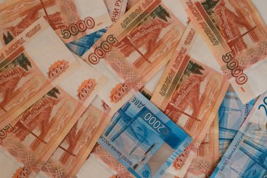Rusya, Barnaul, 26 Aralık 2021, parasal geçmiş. Arkaplan kağıt rubleden yapılmış. Banknotlar 2000, 5000 ruble. Arkaplan banknotlarla döşendi.