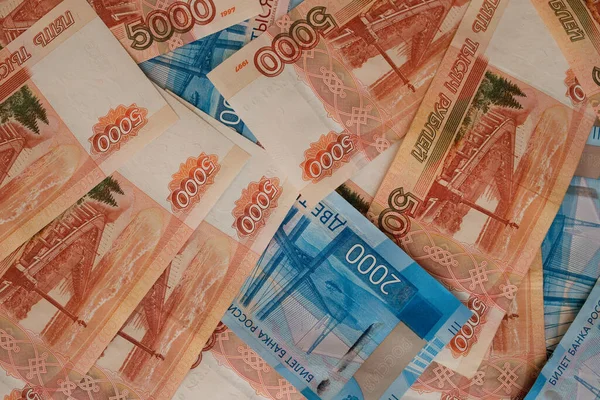 2021年12月26日 俄罗斯 巴瑙尔 背景上有钞票 金融背景 背景是用纸做的卢布 2000年钞票 000卢布 图库照片