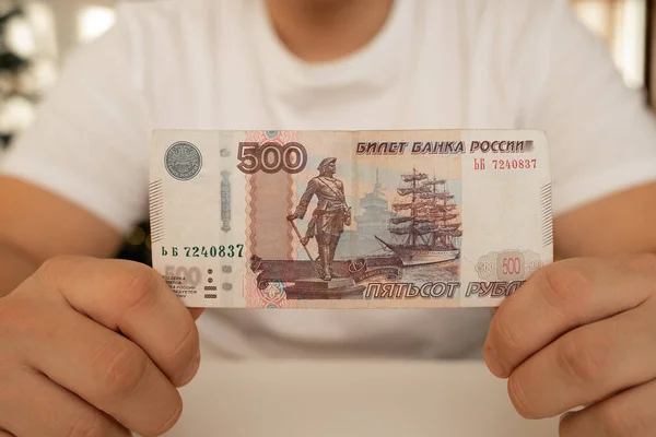 一个特写手里拿着一张面值500卢布的展开的钞票 — 图库照片