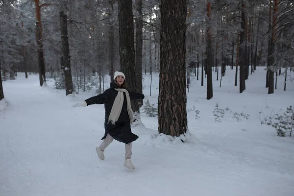 一个年轻姑娘在冬天跑来跑去 高兴极了 女孩欢快地跑过冬天的森林 免版税图库图片