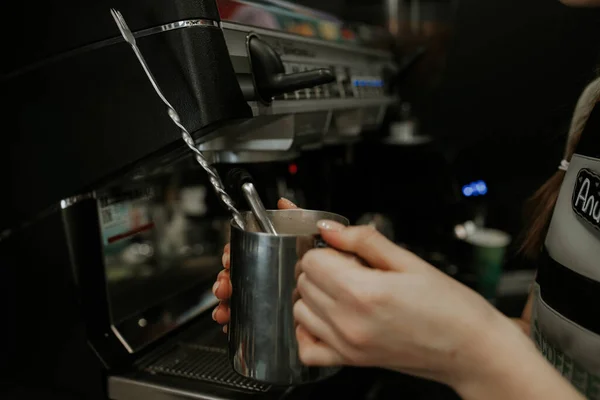 Camarero Hace Café Cafetera Chica Trabaja Una Cafetería — Foto de Stock