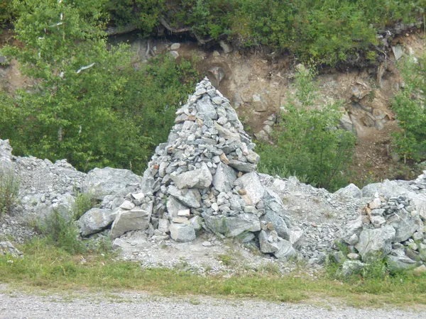 Hromada Umělých Kamenů Okraji Silnice Horách — Stock fotografie