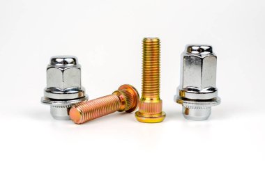 Metal aygır ve parlak araba tekerleği fındıkları beyaz arka planda. araba yedek parça