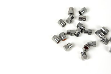 Gümüş metalden yapılmış bir arabanın tekerleğini pompaladığı için kapağın kapağı parlak. Boşluğu kopyala