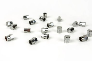 Gümüş metalden yapılmış bir arabanın tekerleğinin kapağında parlak bir kapak. yakın plan