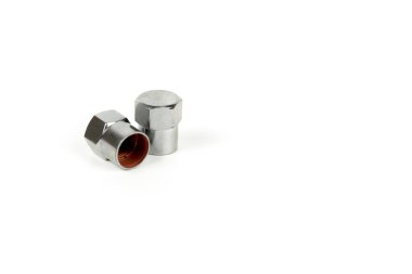 Gümüş metalden yapılmış bir arabanın tekerleğini pompaladığı için kapağın kapağı parlak. Boşluğu kopyala