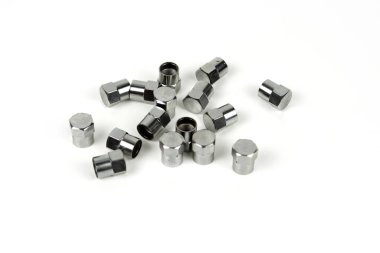 Gümüş metalden yapılmış bir arabanın tekerleğini pompaladığı için kapağın kapağı parlak. Boşluğu kopyala